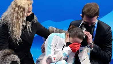 Валиева из команды ROC с хореографом Даниилом Глейхенгаузом (R) и тренером Этери Тутберидзе (L) 