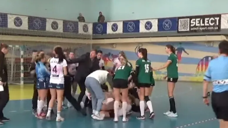 Драка в ЧРК по гандболу Драка в ЧРК по гандболу фото на sportnews.kz от 19 мая 2025 13:46