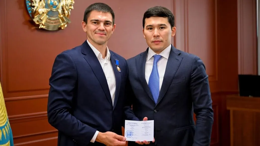 Что сказал министр одному из сильнейших фехтовальщиков Казахстана Что сказал министр одному из сильнейших фехтовальщиков Казахстана фото на sportnews.kz от 29 мая 2025 08:18