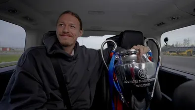 Вратарь "ПСЖ" Сафонов привез трофей Лиги чемпионов в Москву: есть нюанс