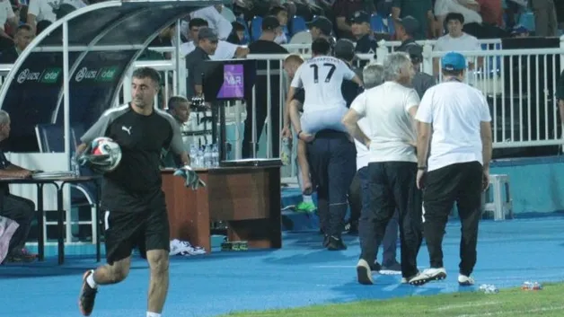 Скандал на чемпионате Узбекистана: футболиста унесли с поля на плечах