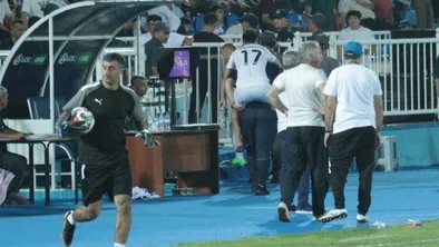 Скандал на чемпионате Узбекистана: футболиста унесли с поля на плечах