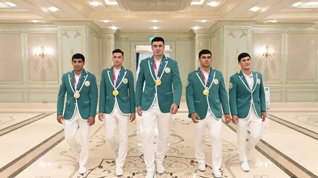  Слева направо: Бекзод Абдурахманов, Улугбек Рашитов, Баходир Жалолов, Акбар Джураев и Давлат Бобонов.