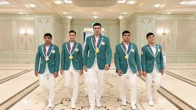  Слева направо: Бекзод Абдурахманов, Улугбек Рашитов, Баходир Жалолов, Акбар Джураев и Давлат Бобонов.
