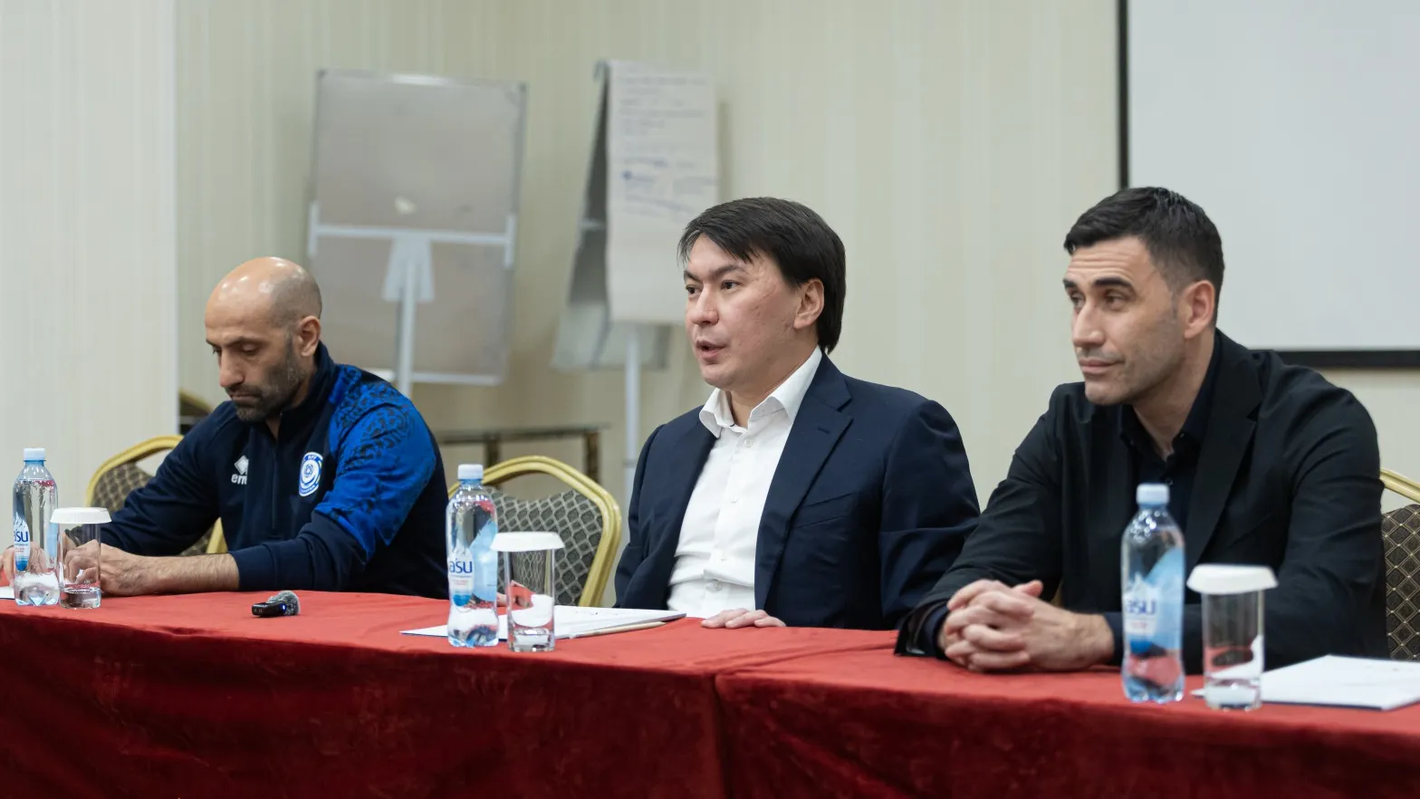 Президент КФФ посетил сборную Казахстана: о чем говорил Марат Омаров перед матчами с Уэльсом и Бельгией Президент КФФ посетил сборную Казахстана: о чем говорил Марат Омаров перед матчами с Уэльсом и Бельгией фото на sportnews.kz от 03 сентября 2025 10:51