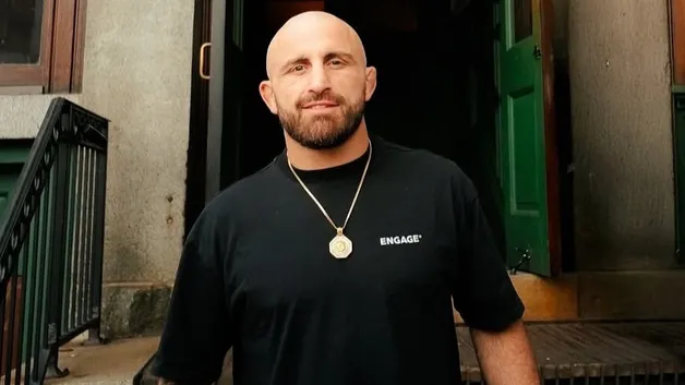 Боец UFC встретил пополнение в семье — у Алекса Волкановски родилась четвертая дочь