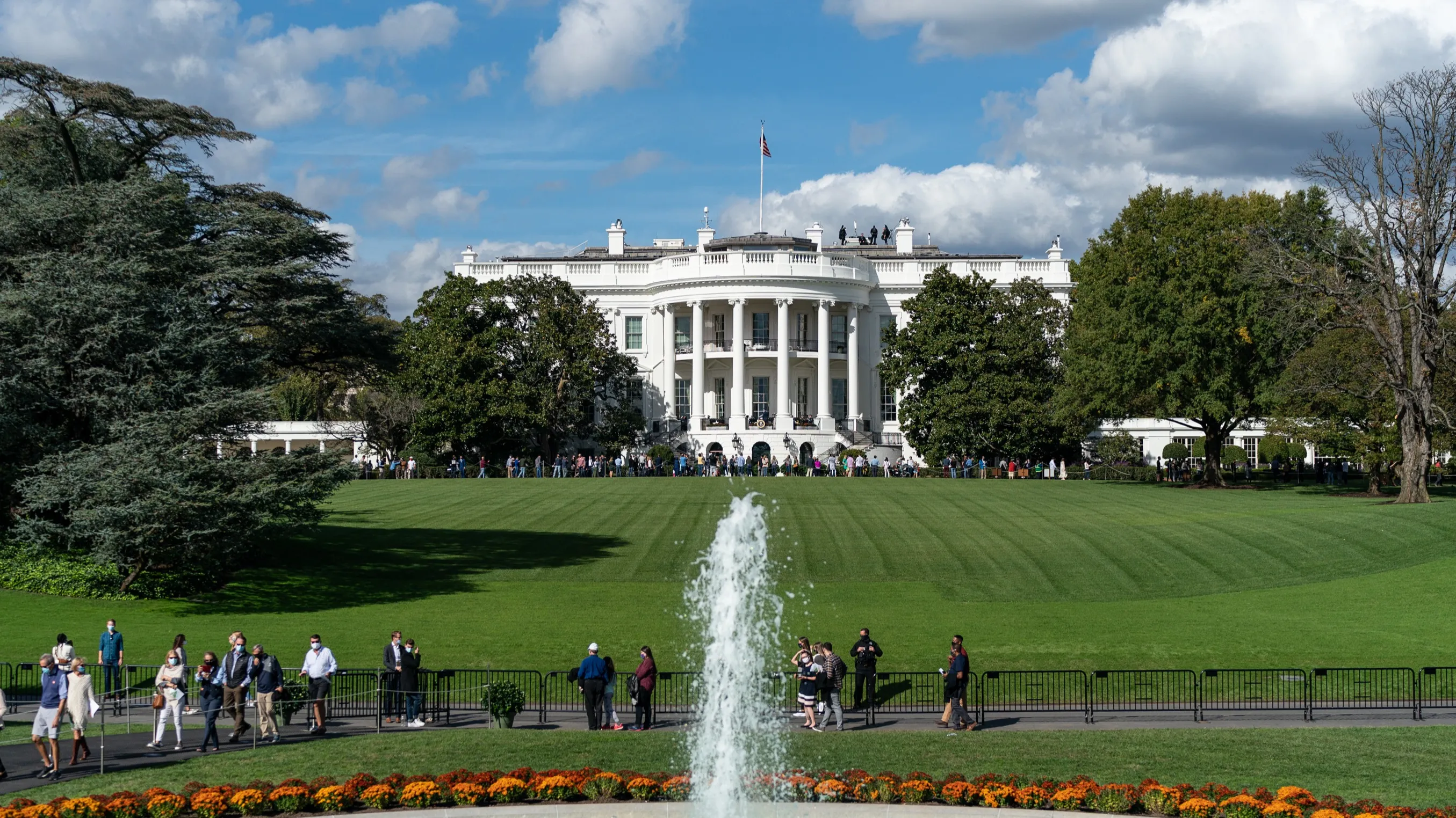 Названа дата турнира UFC у Белого дома: Трамп приурочил ее к личному событию фото на sportnews.kz от 07 октября 2025 13:21