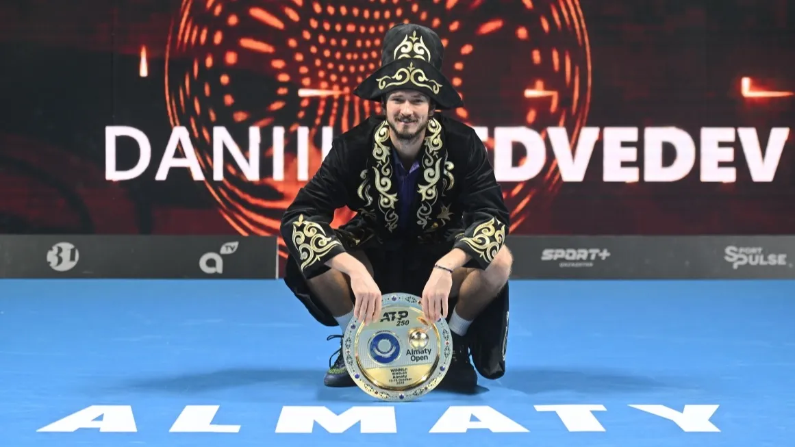 Даниил Медведев выиграл Almaty Open: первый трофей за полтора года Даниил Медведев выиграл Almaty Open: первый трофей за полтора года фото на sportnews.kz от 20 октября 2025 09:23