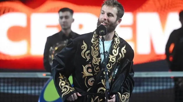 Корентен Муте прогулялся по Вене в национальной одежде Казахстана