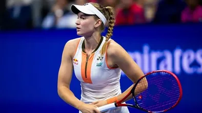 Меньше часа на победу: Елена Рыбакина уверенно начала Итоговый турнир WTA