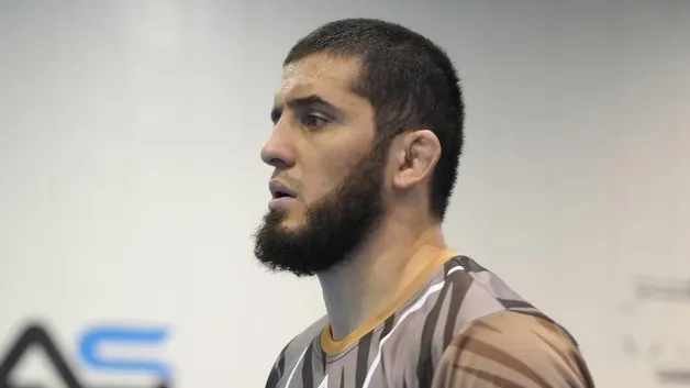 Махачев объяснил, почему не хочет проводить бой с Топурией