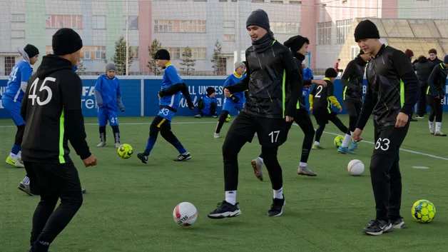 В Казахстане появится сто новых футбольных полей по программе ФИФА