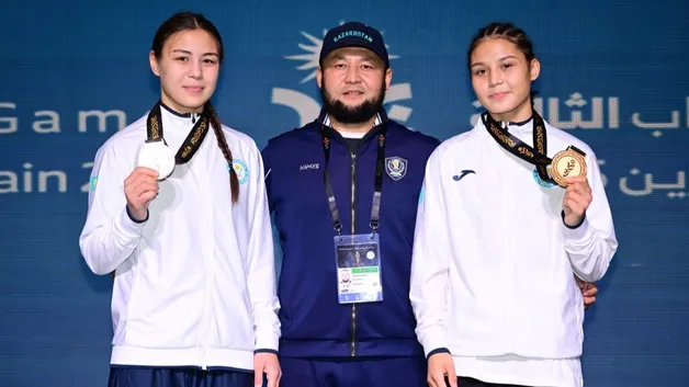 Отец и тренер боксерш-чемпионок рассказал, через что прошли Камила и Аяулым на пути к золоту ЮАИ