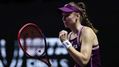 Третья победа подряд: как Рыбакина разобралась с Александровой на Итоговом турнире WTA