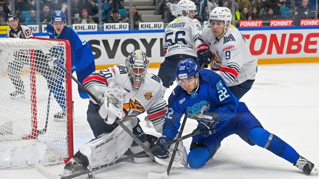 «Барыс» пропустил четыре шайбы и заменил голкипера: что пошло не так в матче с «Металлургом»
