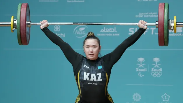 Казахстанская тяжелоатлетка поднялась на пьедестал дважды: что это значит для сборной