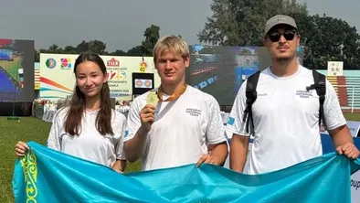 Аким Акмолинской области Марат Ахметжанов поздравил лучника Андрея Тютина 