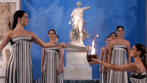 Ритуал с поправкой на стихию: как в Олимпии зажгли огонь зимних Игр-2026