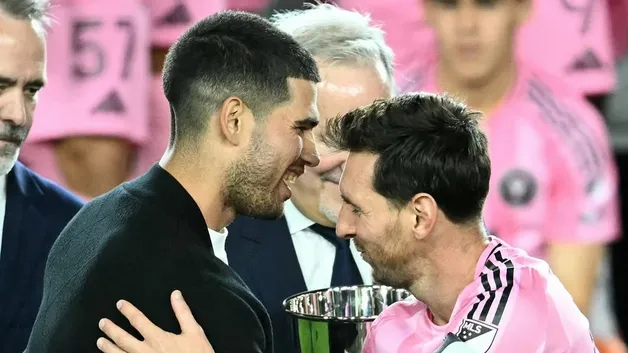 Карлос Алькарас вручил трофей Лионелю Месси: детали награждения «Интера» в Майами