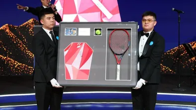 Ракетка Рыбакиной и домбыра Кудайбергена: как арт-лоты помогли собрать 283 млн для подростков