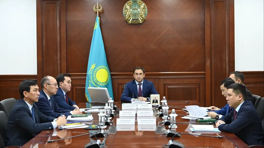 Руководитель Администрации Президента РК Айбек Дадебай и первый заместитель акима области Данияр Жаналинов фото на sportnews.kz от 09 декабря 2025 10:52