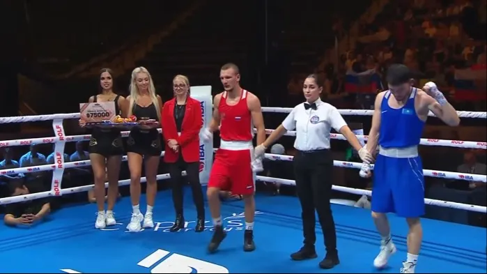 поединок между Ертуганом Зейнуллиновым и Ильей Поповым  фото на sportnews.kz от 12 декабря 2025 10:05