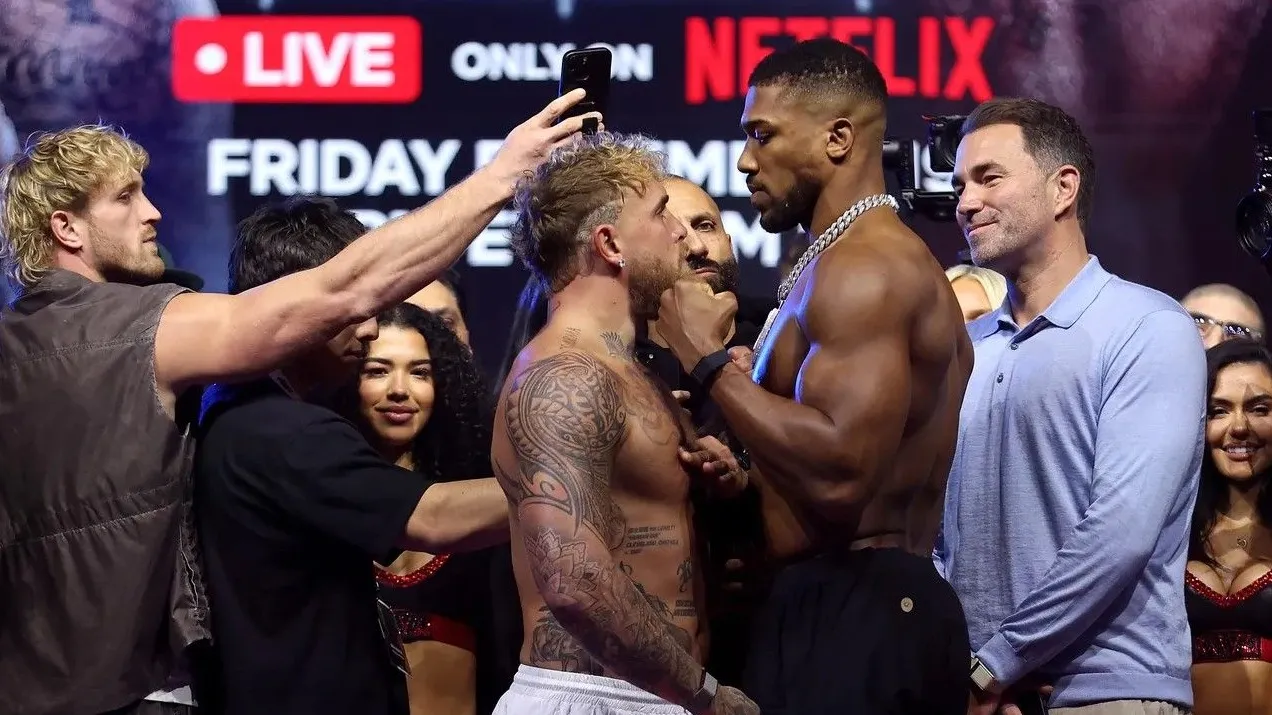 Энтони Джошуа и Джейк Пол устроили перепалку после дуэли взглядов фото на sportnews.kz от 19 декабря 2025 14:22