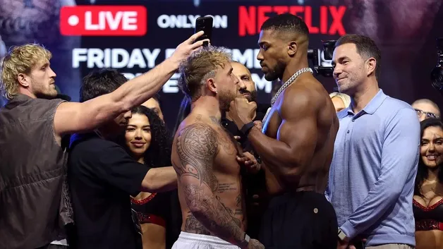 Энтони Джошуа и Джейк Пол устроили перепалку после дуэли взглядов