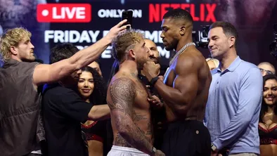 Энтони Джошуа и Джейк Пол устроили перепалку после дуэли взглядов