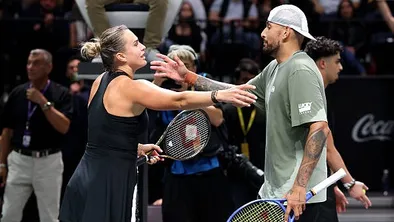 Первая ракетка мира под давлением: Ник Кирьос выиграл в «Битве полов» с Ариной Соболенко