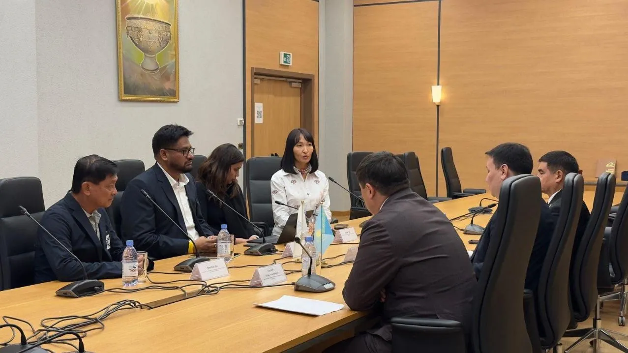 Заместитель акима Туркестанской области Ертай Алтаев и президент Азиатской конфедерации гребли на байдарках и каноэ Прашант Кушвах фото на sportnews.kz от 29 декабря 2025 14:10