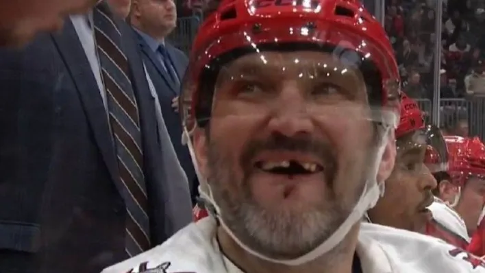 Александр Овечкин потерял ещё один зуб в матче против «Чикаго»: видео фото на sportnews.kz от 05 января 2026 14:16