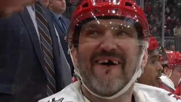 Александр Овечкин потерял ещё один зуб в матче против «Чикаго»: видео