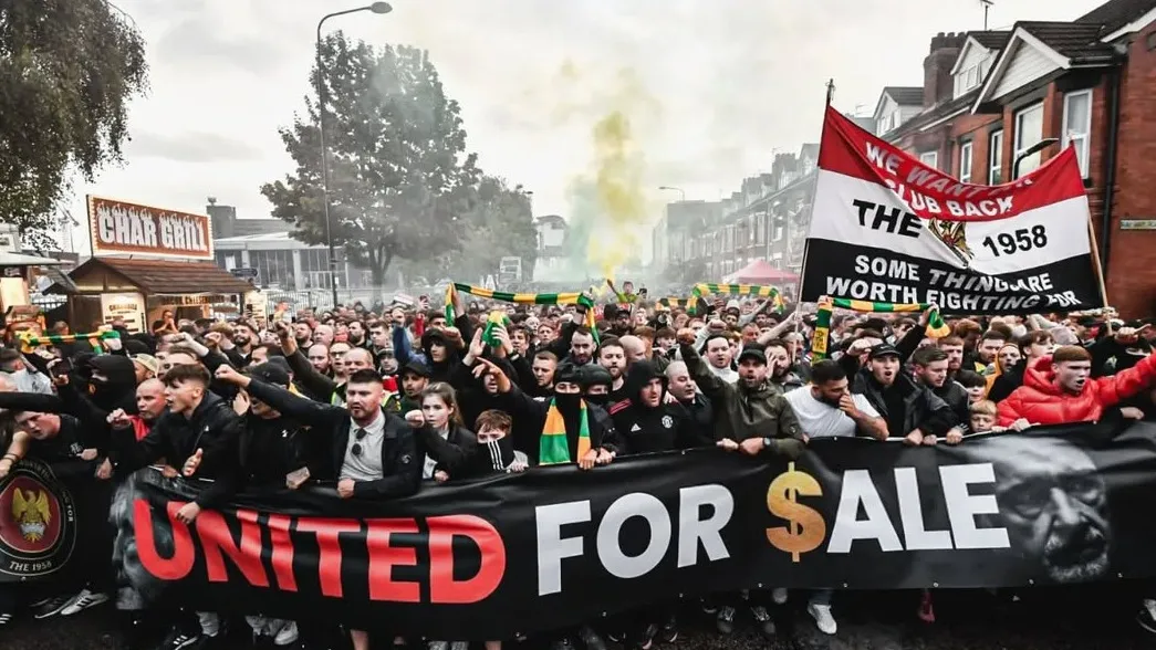 Кризис доверия в «Манчестер Юнайтед»: болельщики объявили протест управлению клуба фото на sportnews.kz от 09 января 2026 12:45