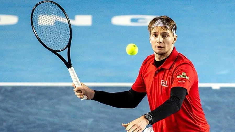 Кому Александр Бублик посвятил свою победу в Гонконге фото на sportnews.kz от 12 января 2026 14:55