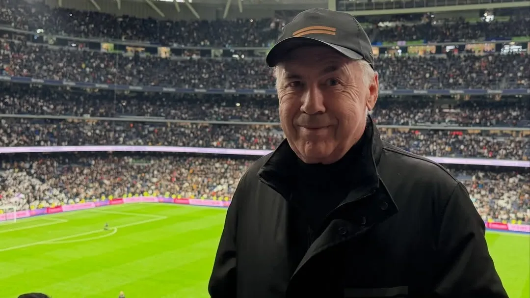 Карло Анчелотти исполняет гимн «Реал Мадрида» на стадионе «Бернабеу». фото на sportnews.kz от 21 января 2026 10:06