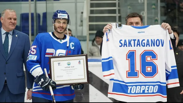 Аким ВКО поздравляет хоккеистов «Торпедо» после серебра Континентального кубка