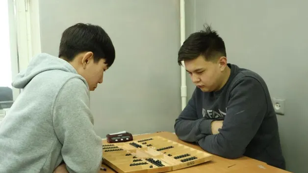 Участники областного чемпионата по тогызкумалаку за игровыми досками
