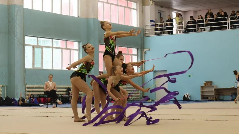 Выступление гимнасток на чемпионате ВКО в Усть-Каменогорске фото на sportnews.kz от 23 января 2026 16:58