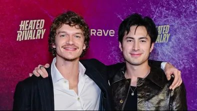 Актеры сериала Heated Rivalry несут олимпийский огонь Milano Cortina 2026