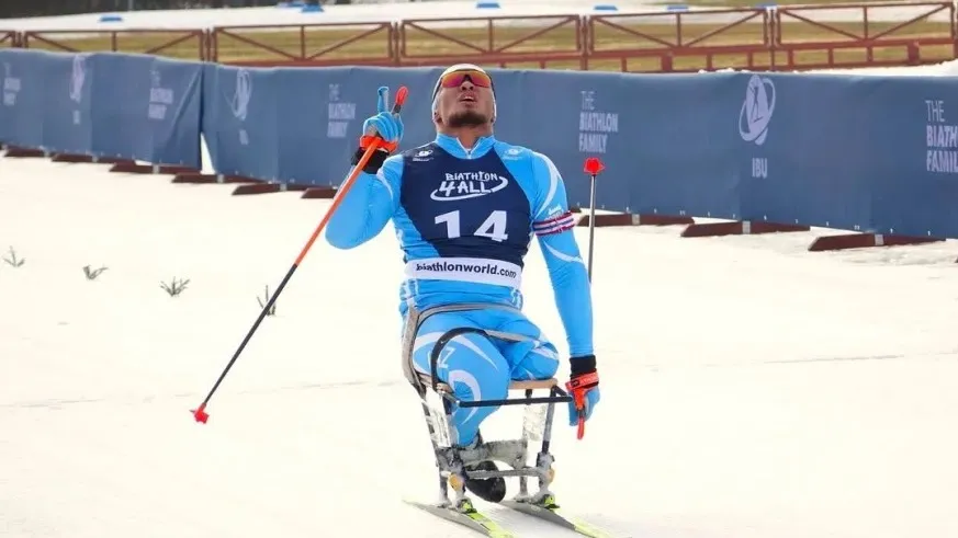 Казахстанский спортсмен Ербол Хамитов на соревнованиях по пара биатлону фото на sportnews.kz от 26 января 2026 12:52