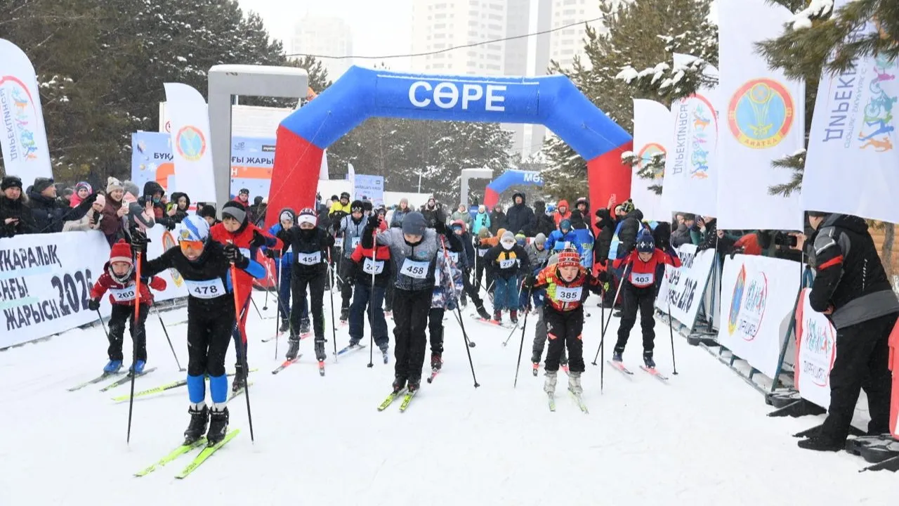 Участники массовых лыжных гонок в Центральном парке Астаны фото на sportnews.kz от 26 января 2026 15:15
