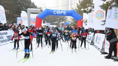 Участники массовых лыжных гонок в Центральном парке Астаны