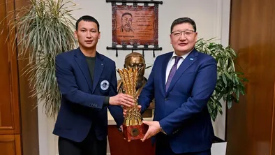 Берик Уали и руководство футзального клуба «Семей»