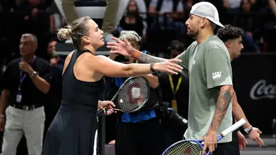 Первая ракетка мира под давлением: Ник Кирьос выиграл в «Битве полов» с Ариной Соболенко