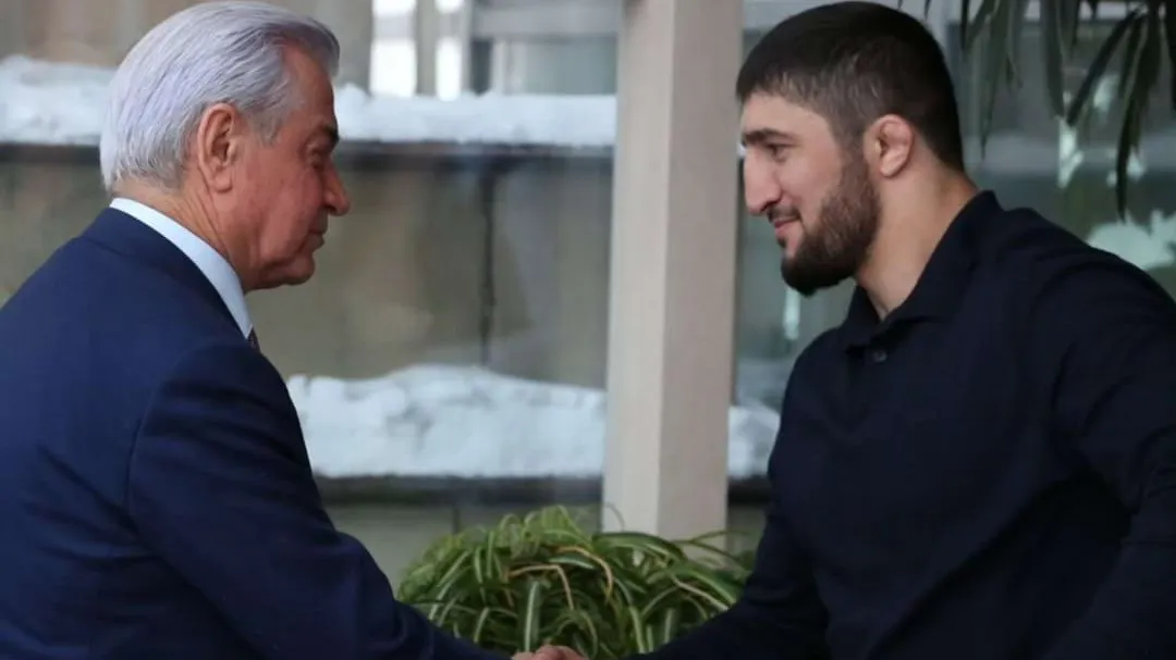 Омар Муртузалиев и Абдулрашид Садулаев на собрании сборной Дагестана по вольной борьбе в Москве фото на sportnews.kz от 04 февраля 2026 12:42