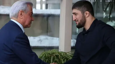 Омар Муртузалиев и Абдулрашид Садулаев на собрании сборной Дагестана по вольной борьбе в Москве