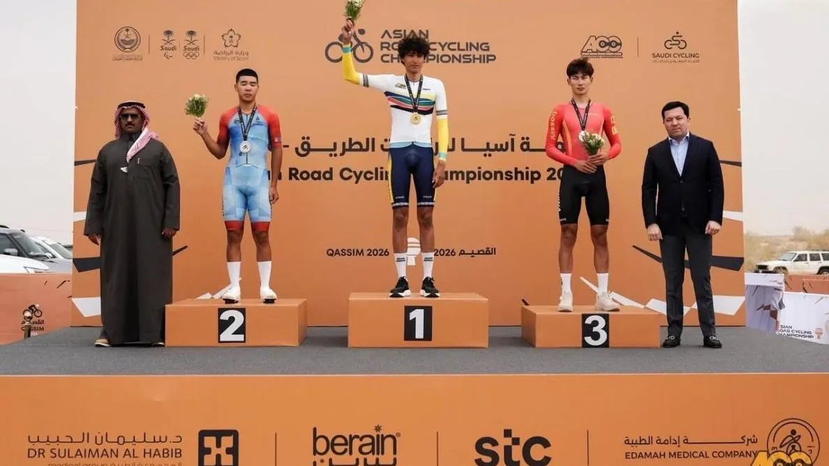 Бейсембай Мансур на первом месте пьедестала Чемпионата Азии по велоспорту в Саудовской Аравии фото на sportnews.kz от 09 февраля 2026 12:24