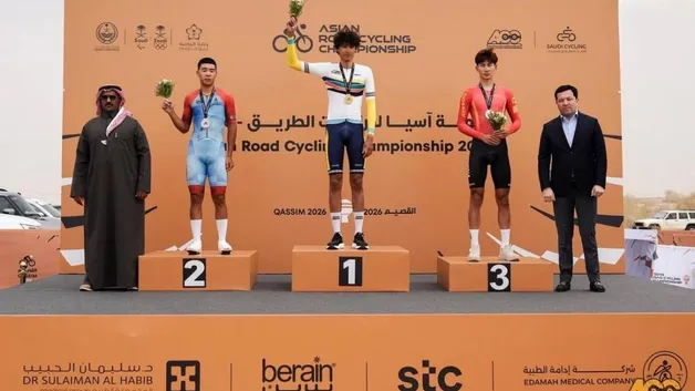 Бейсембай Мансур на первом месте пьедестала Чемпионата Азии по велоспорту в Саудовской Аравии
