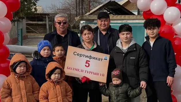 Четырехкратный чемпион мира по армрестлингу с семьей на фоне предоставленного жилого дома